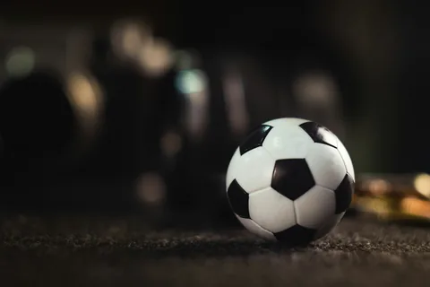澳门世界杯：公园大妈打法，64岁选手吓袁嘉楠一跳，球拍异形｜火博体育官网（配图示意）